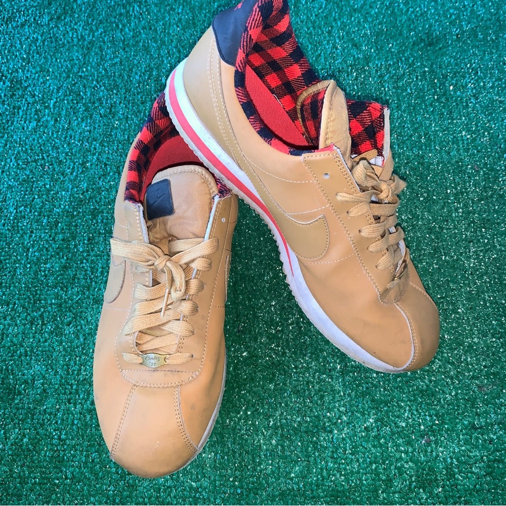 Mens Nike Cortez 72 tennis shoe, Tan with Red & Black plaid inside |PREOWNED!